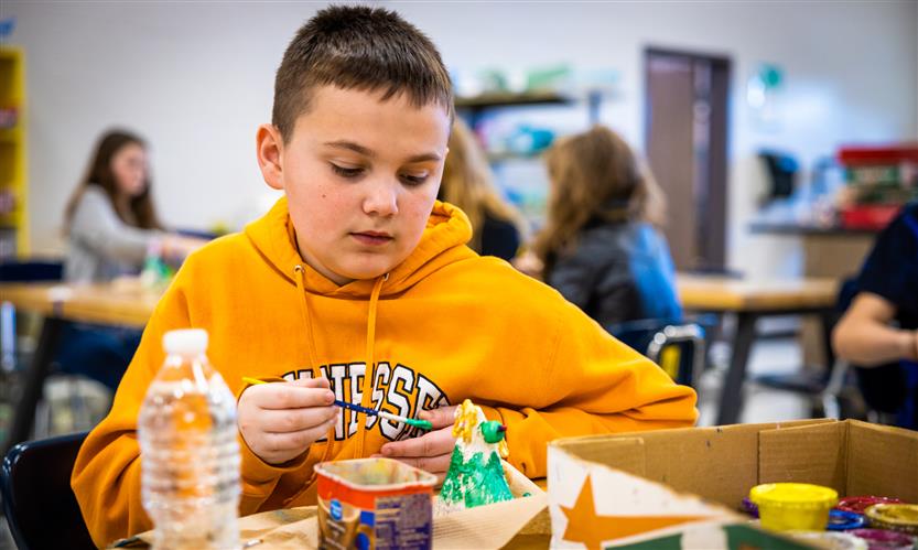 Students make clay sculptures